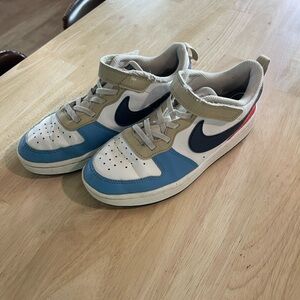 Nike Kids Low-Top Sneakers in White, Blue & Tan with Black Swoosh